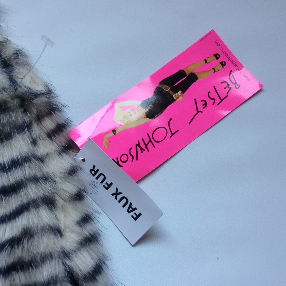 Betsey Johnson Trendy Faux Fur vest - Picture 5 of 6